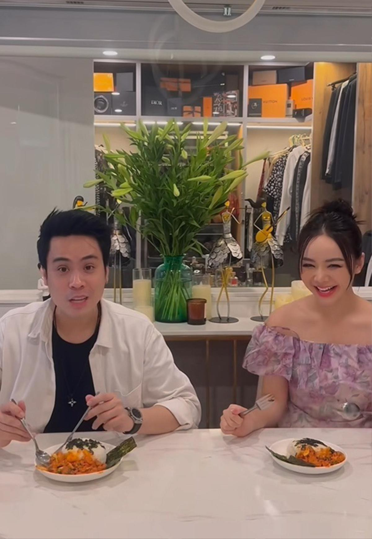 Quỳnh Kool và MC Thái Dũng ngày càng thân thiết. Quỳnh Kool và MC Thái Dũng ngày càng thân thiết.