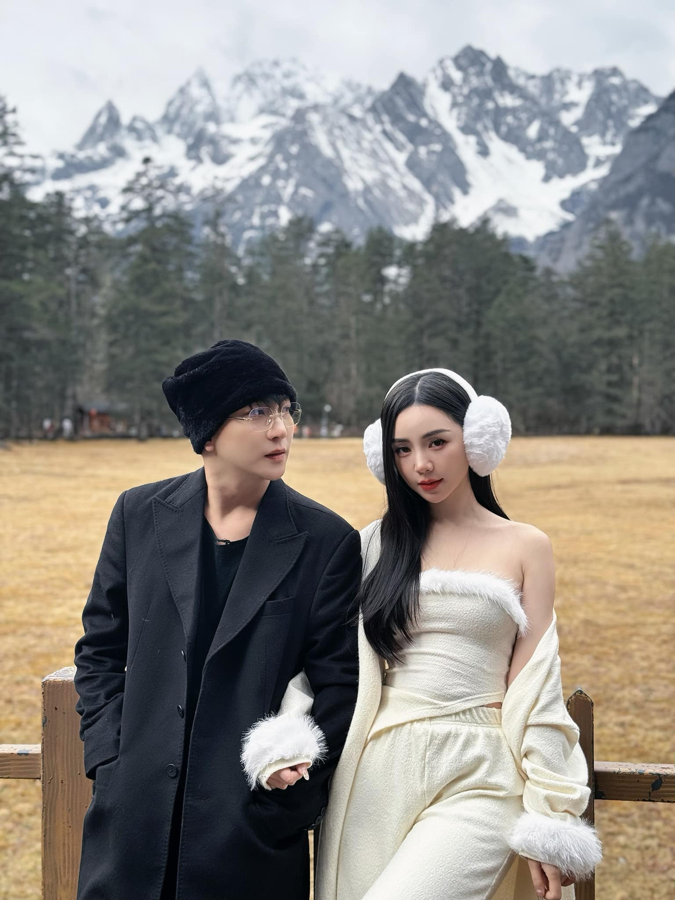 Còn Quỳnh Kool, B Trần lại không còn đứng gần nhau.