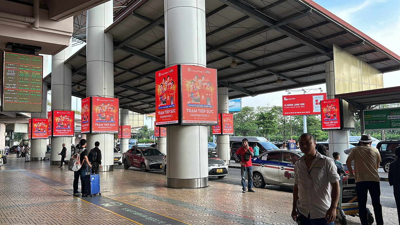 Vừa bước xuống sân bay, Gai Con đã gặp ngay ShopeeFood. Giờ thì đã có “hội cạ cứng” để quẩy bung concert rồi nhé!