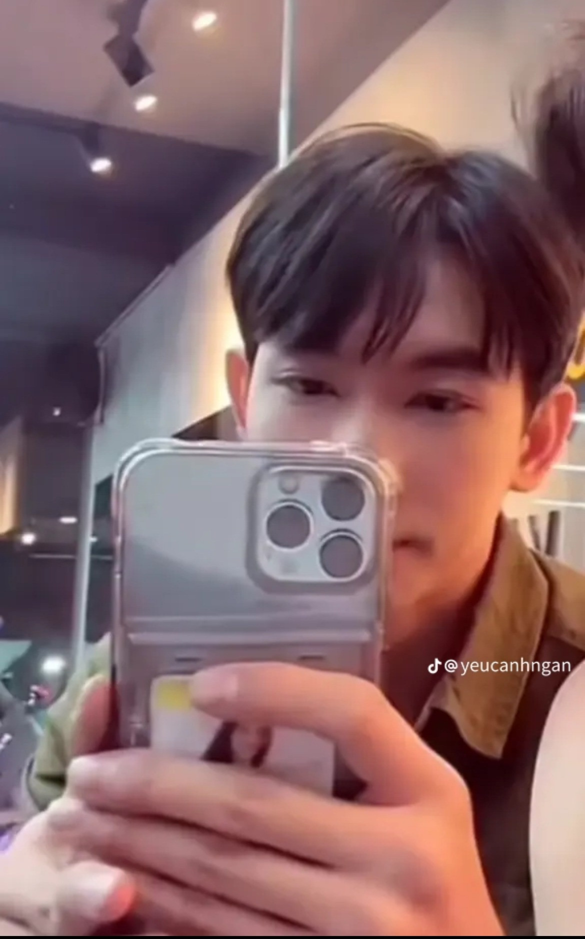 Hai người công khai dùng ốp điện thoại đôi. Hai người công khai dùng ốp điện thoại đôi.