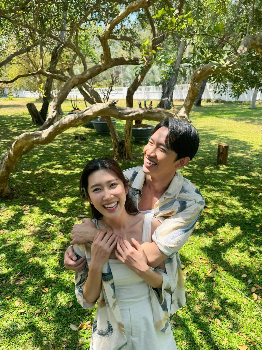 Thúy Ngân - Võ Cảnh mặc đồ đôi trong chuyến du lịch.