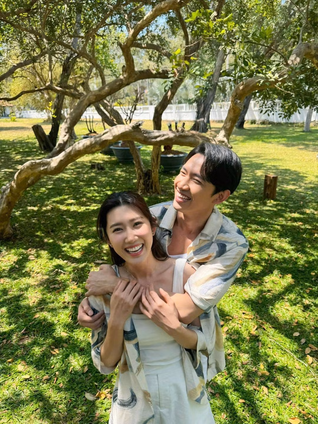 Thúy Ngân - Võ Cảnh mặc đồ đôi trong chuyến du lịch. Thúy Ngân - Võ Cảnh mặc đồ đôi trong chuyến du lịch.