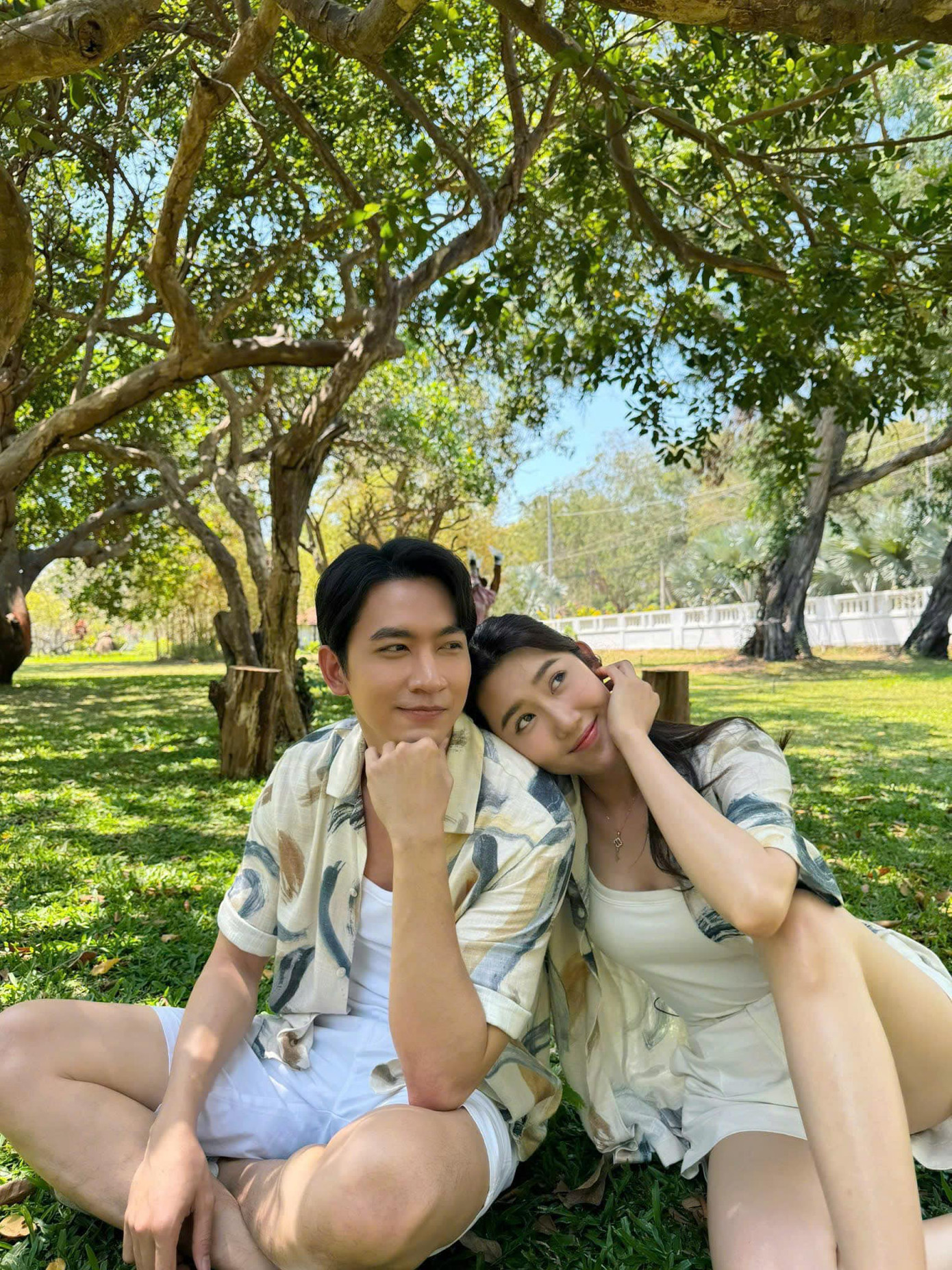 Thúy Ngân - Võ Cảnh mặc đồ đôi trong chuyến du lịch.