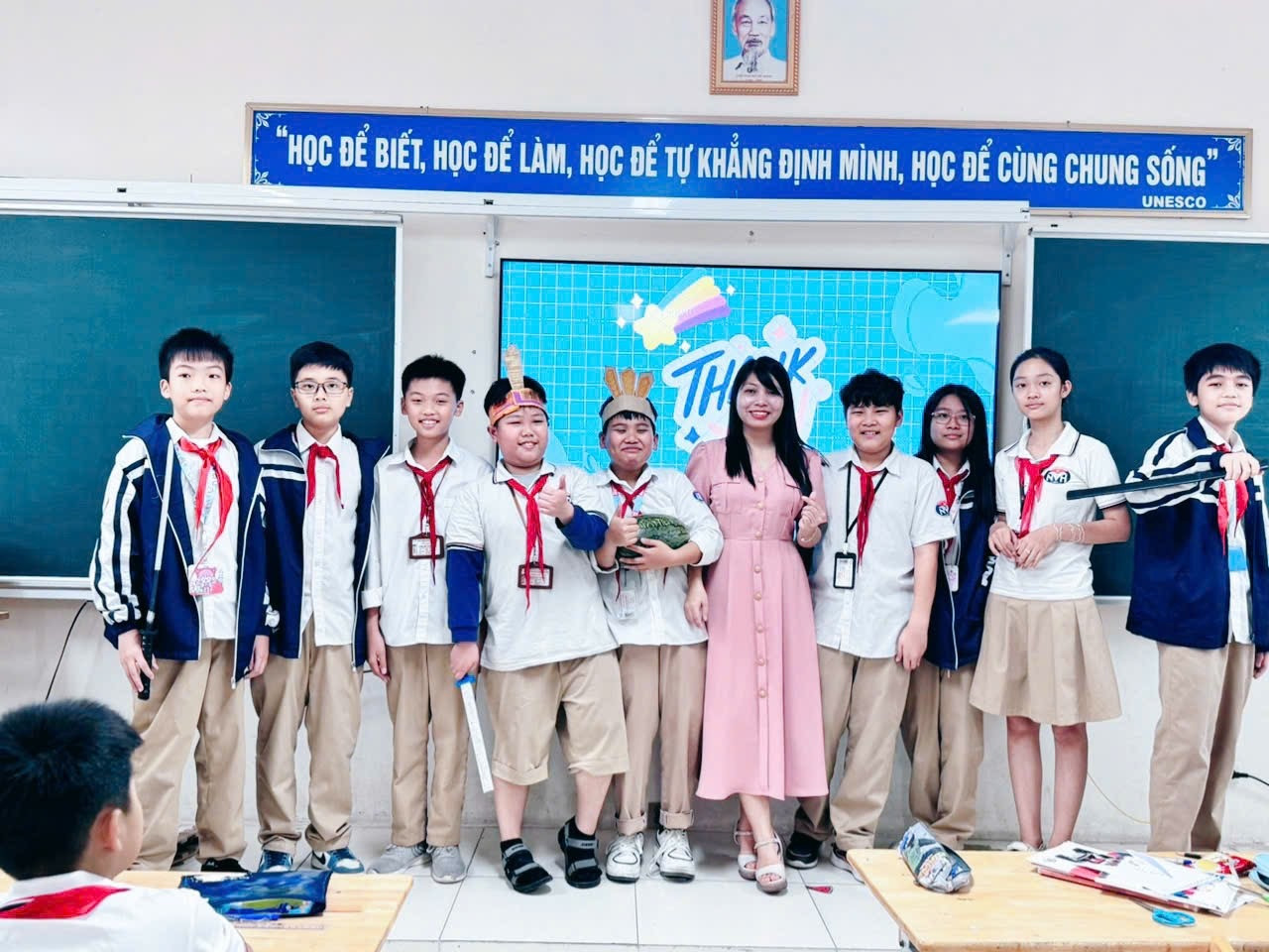 Cô Loan cùng học sinh trong hoạt động “Sân khấu hóa tác phẩm văn học”.