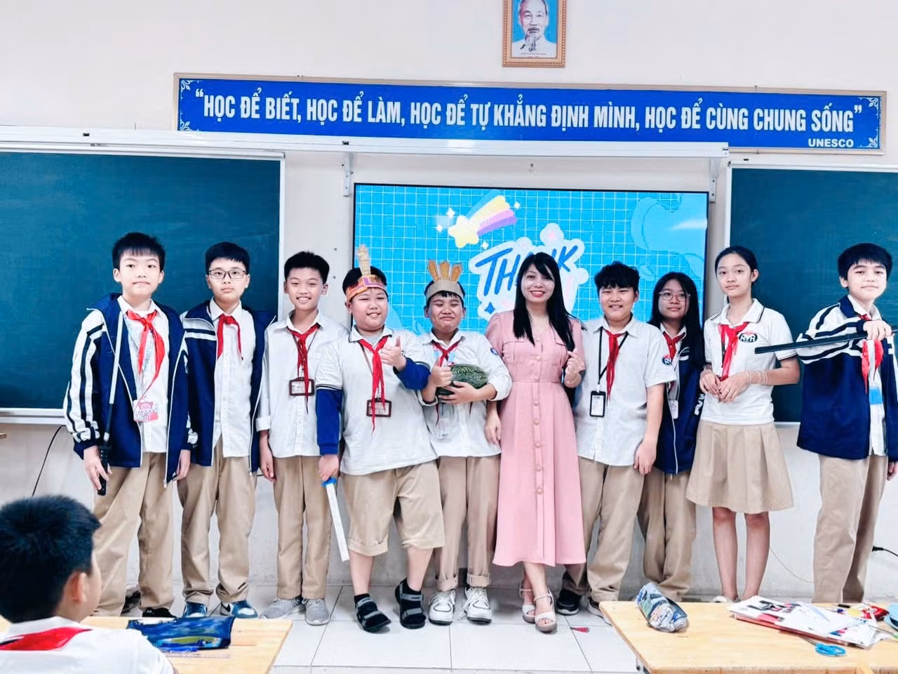 Cô Loan cùng học sinh trong hoạt động “Sân khấu hóa tác phẩm văn học”.