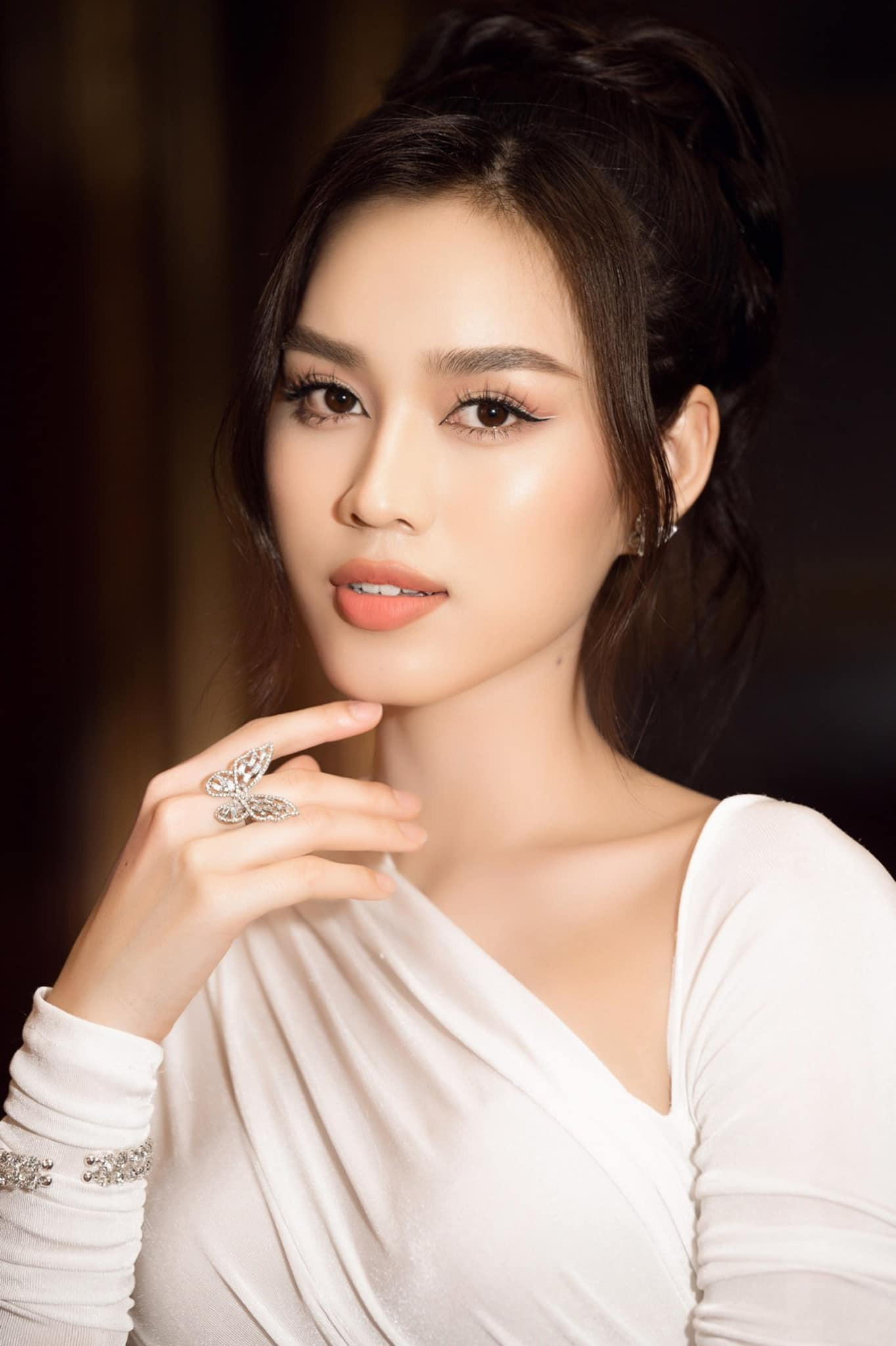 Nàng hậu không lơ là chuyện học hành dù bận rộn với sứ mệnh Hoa hậu.