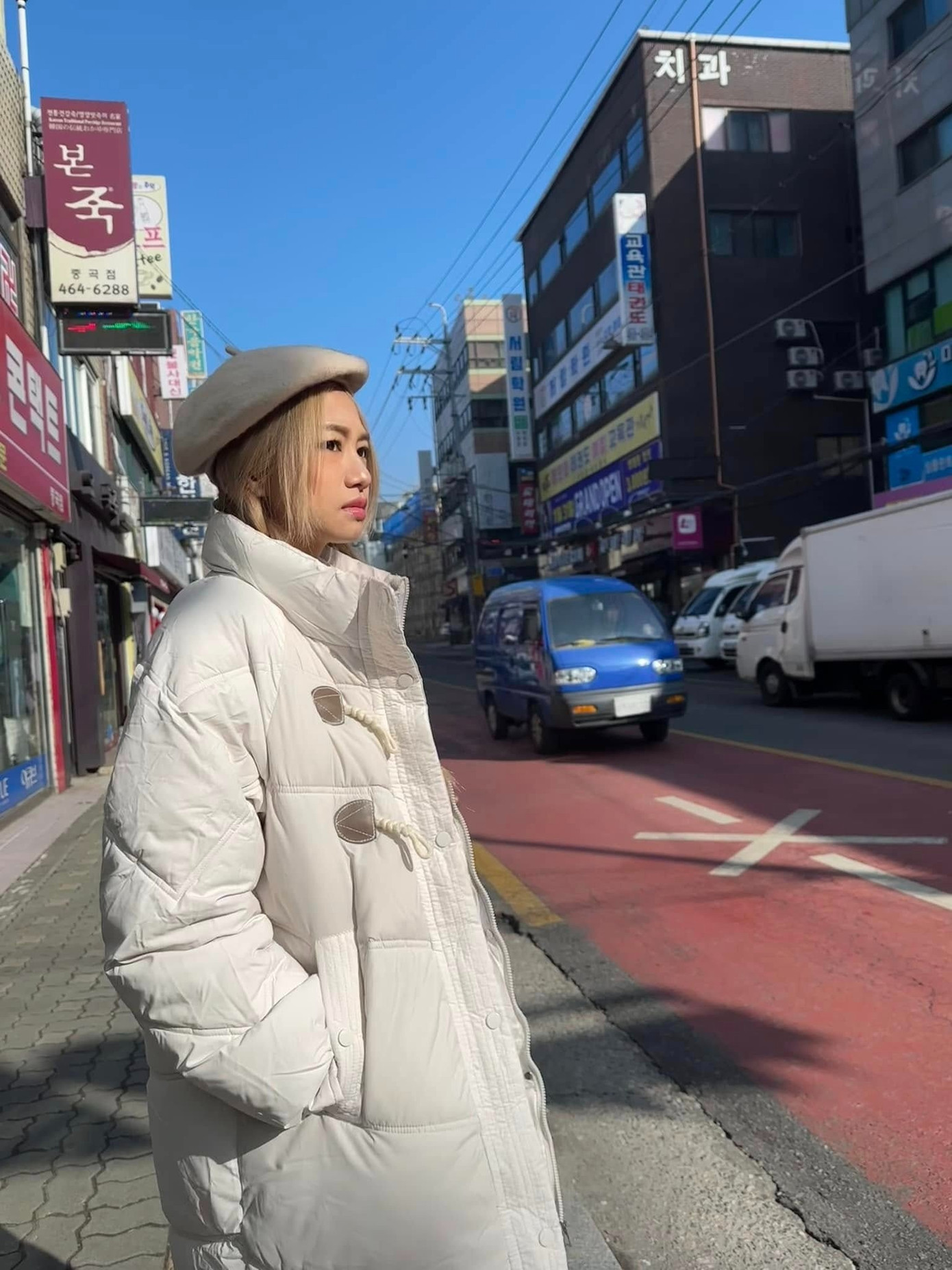 Những hình ảnh khiến netizen nghi ngờ về hoàn cảnh của Ngân Hòa. Những hình ảnh khiến netizen nghi ngờ về hoàn cảnh của Ngân Hòa.