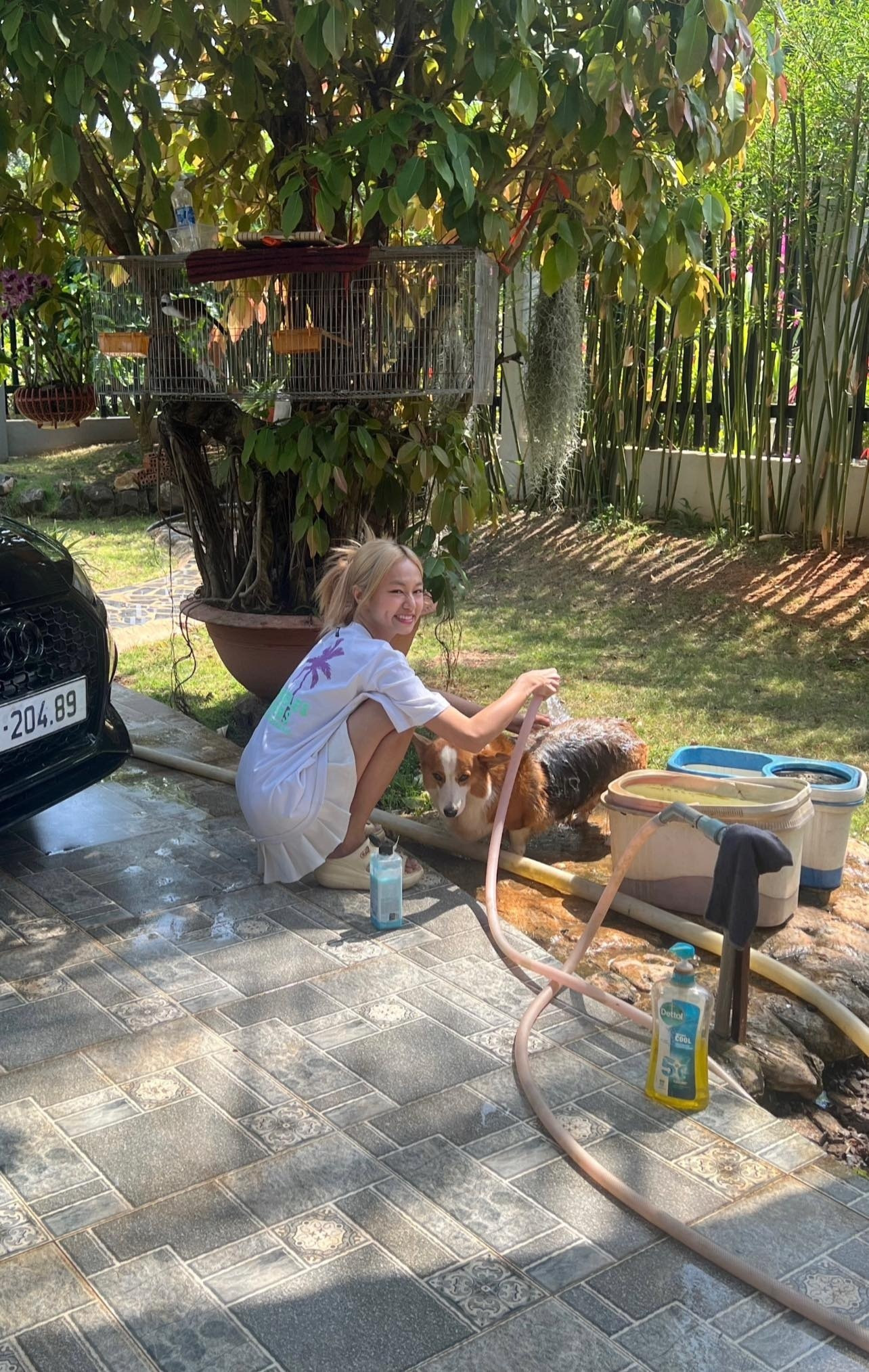 Những hình ảnh khiến netizen nghi ngờ về hoàn cảnh của Ngân Hòa. Những hình ảnh khiến netizen nghi ngờ về hoàn cảnh của Ngân Hòa.