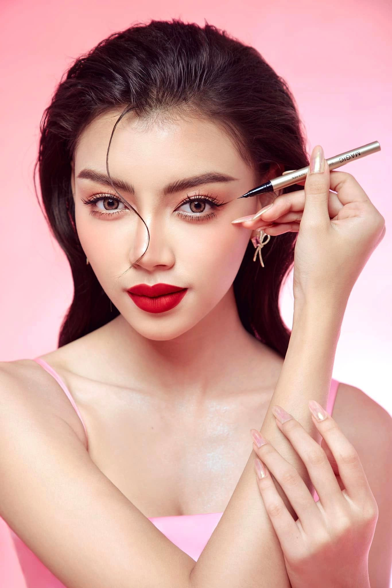 Người đẹp đắt sô quảng cáo mỹ phẩm sau khi rời khỏi Miss Grand International 2024. Người đẹp đắt sô quảng cáo mỹ phẩm sau khi rời khỏi Miss Grand International 2024.