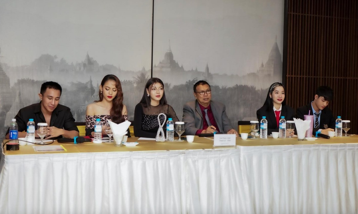 Hóa ra cô lại làm giám khảo cuộc thi. Hóa ra cô lại làm giám khảo cuộc thi.