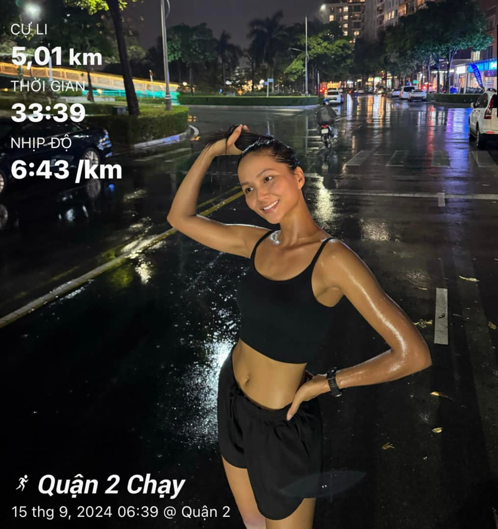 H'Hen Niê dạo này rất chăm chạy bộ. H'Hen Niê dạo này rất chăm chạy bộ.