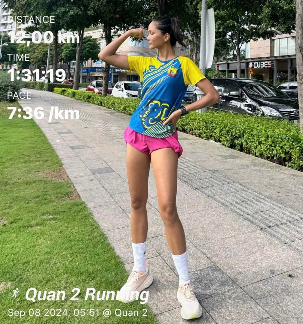 H'Hen Niê dạo này rất chăm chạy bộ. H'Hen Niê dạo này rất chăm chạy bộ.