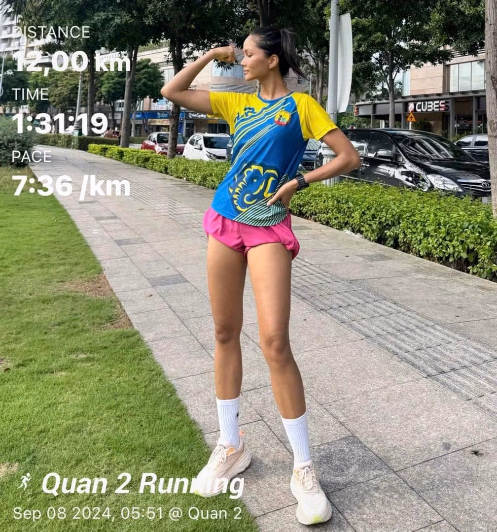 H'Hen Niê dạo này rất chăm chạy bộ. H'Hen Niê dạo này rất chăm chạy bộ.