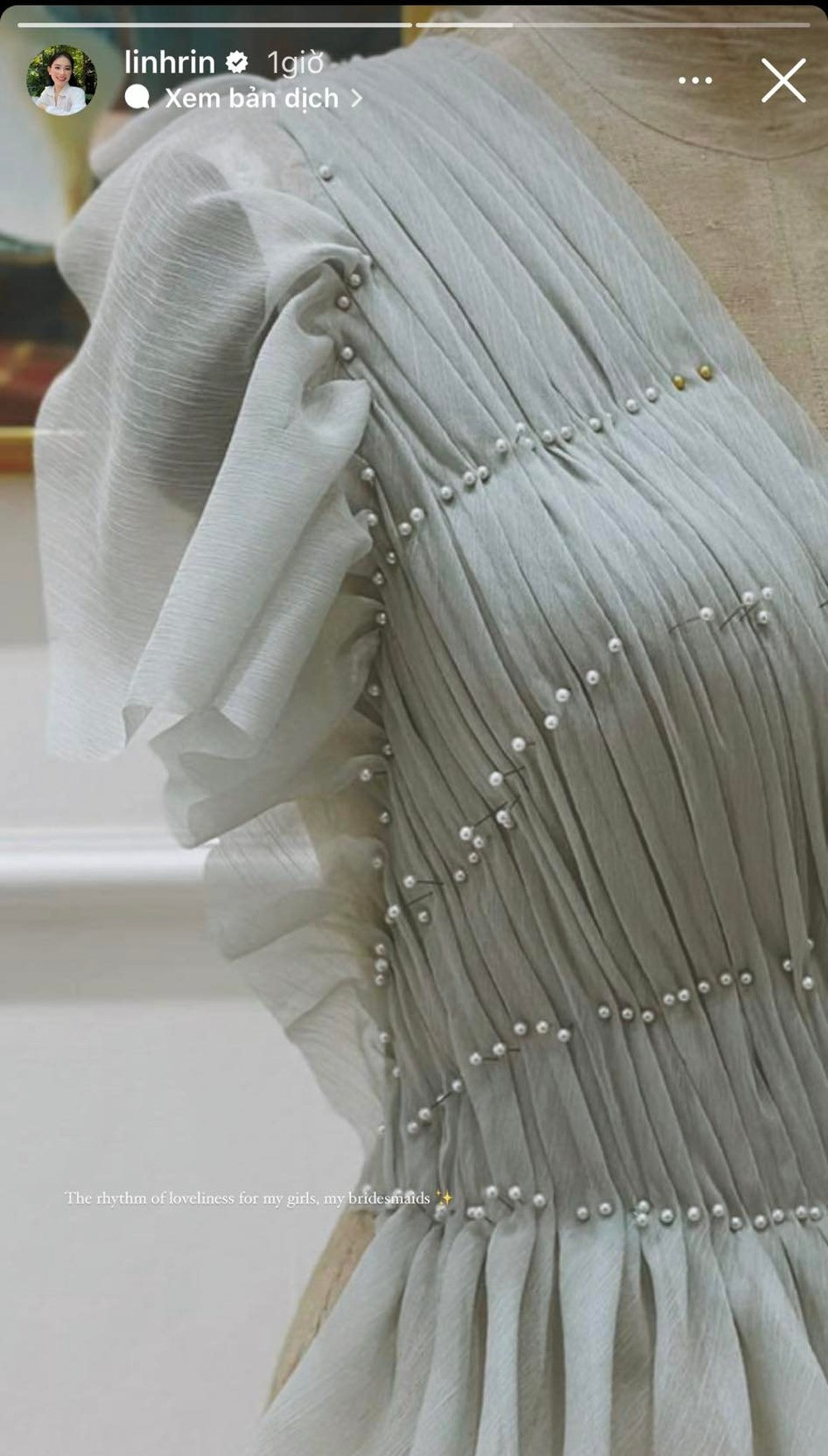 Cô dâu Linh Rin khoe một phần thiết kế váy phù dâu.