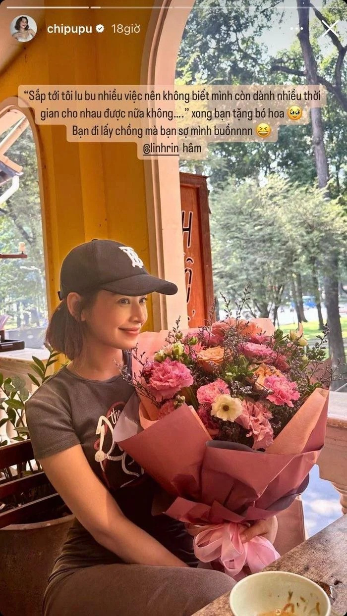 Chi Pu còn được Linh Rin tặng hoa &quot;chuộc lỗi&quot;.