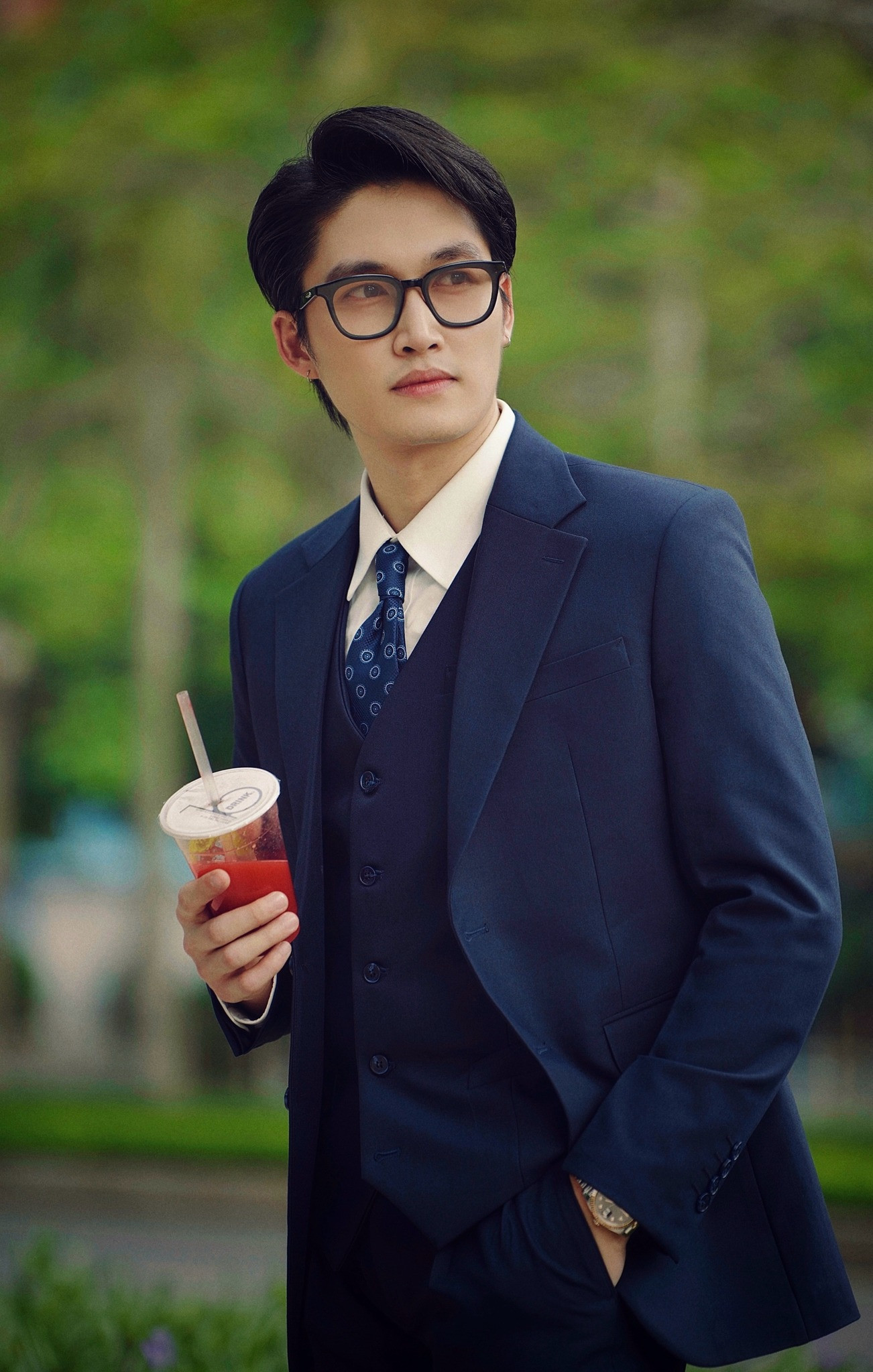 Khán giả tò mò không biết Đình Tú sẽ đóng cặp với ai.