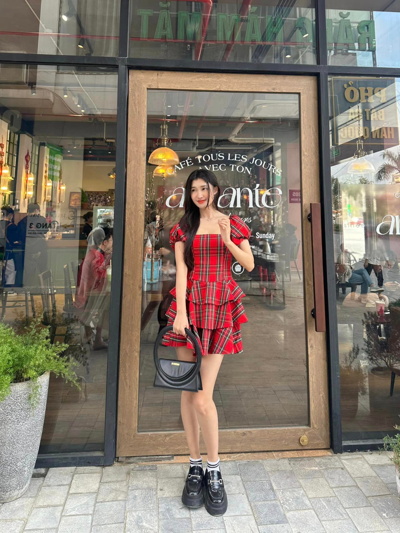 Phương Nhi mặc đồ một mình một kiểu Phương Nhi mặc đồ một mình một kiểu