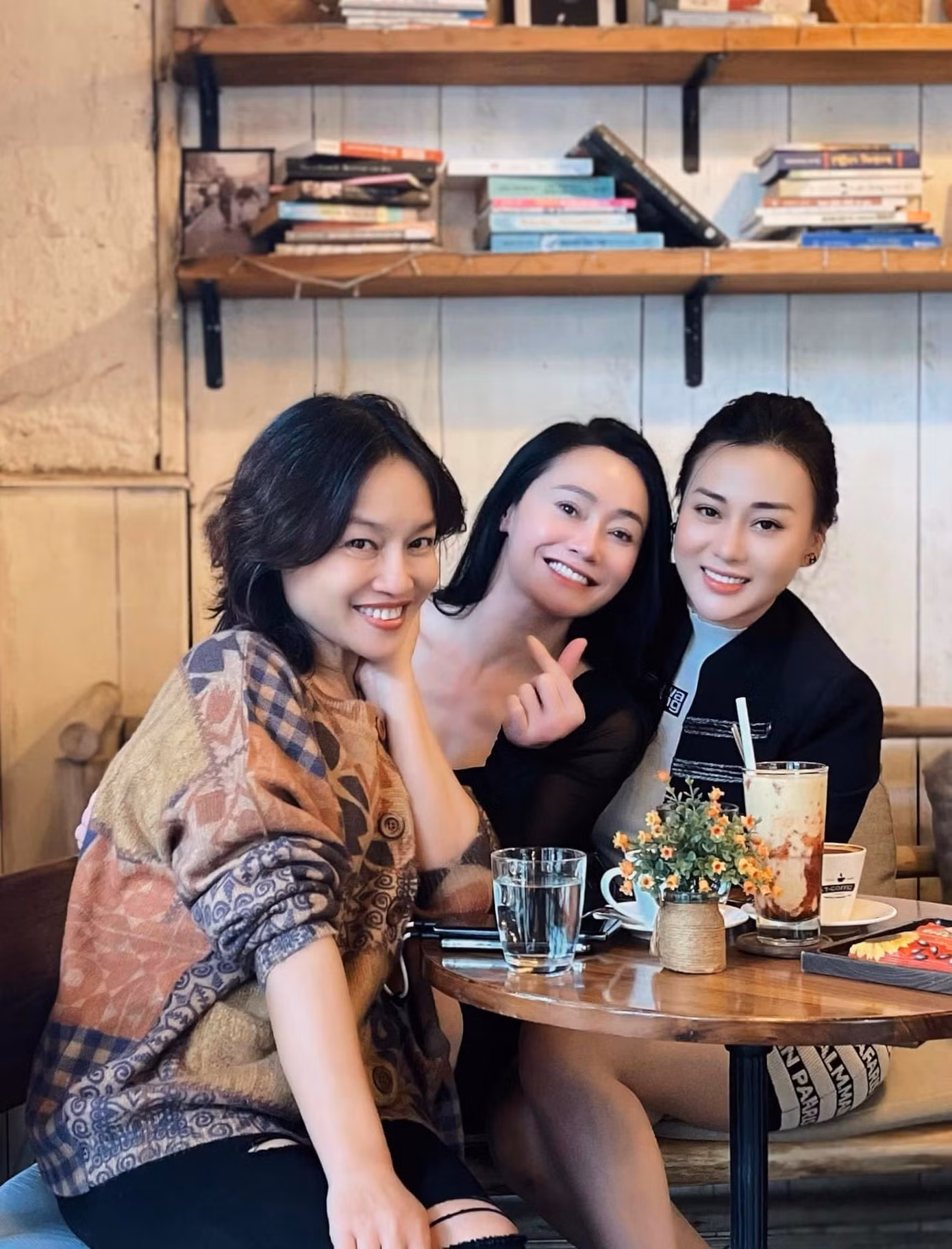 Bộ ba Hương Vị Tình Thân vừa có buổi cà phê vui vẻ