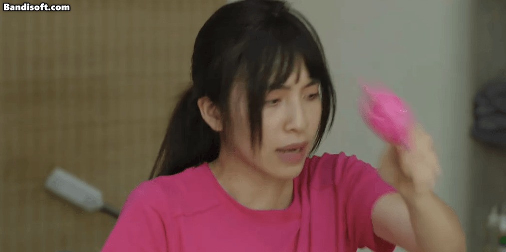 Cô thợ phụ đầy bất ổn cho cửa hàng cắt tóc. Cô thợ phụ đầy bất ổn cho cửa hàng cắt tóc.