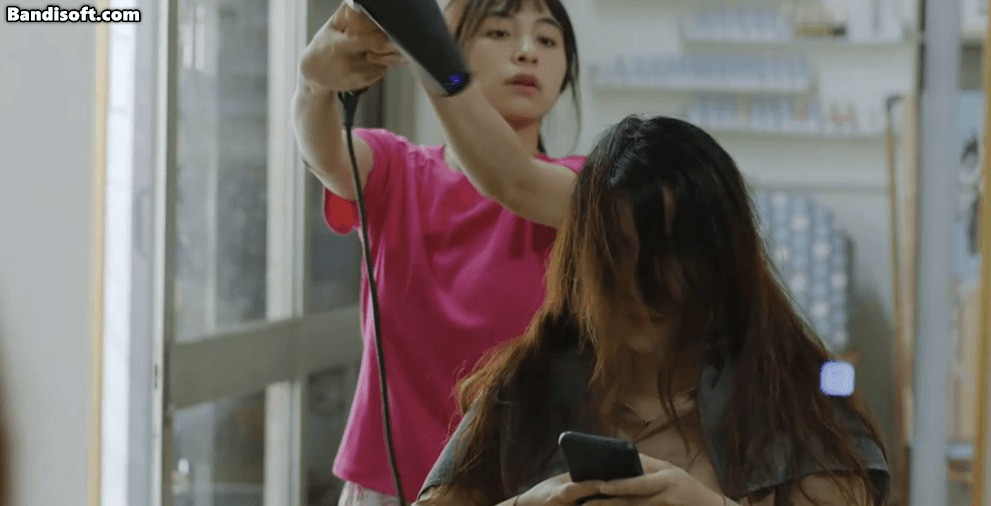 Cô thợ phụ đầy bất ổn cho cửa hàng cắt tóc. Cô thợ phụ đầy bất ổn cho cửa hàng cắt tóc.