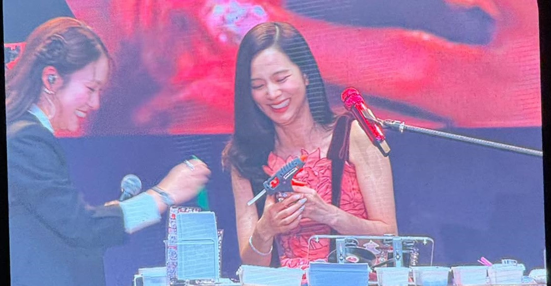 Khánh Vy vô cùng phấn khích khi được tiếp xúc với Jisoo ở khoảng cách rất gần. Khánh Vy vô cùng phấn khích khi được tiếp xúc với Jisoo ở khoảng cách rất gần.