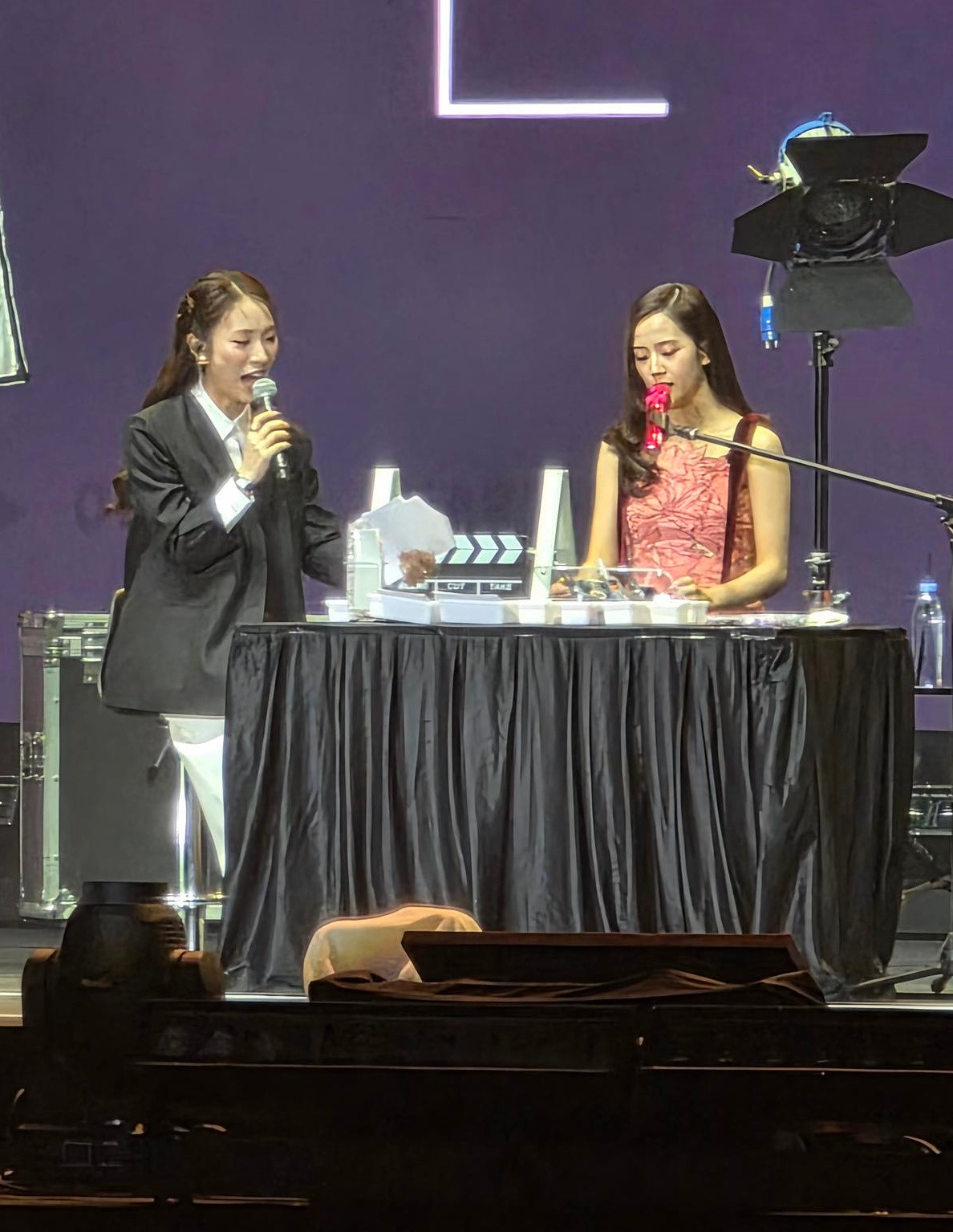 Khánh Vy làm MC trong fan meeting của Jisoo tại Hà Nội ngày 30/3. Khánh Vy làm MC trong fan meeting của Jisoo tại Hà Nội ngày 30/3.