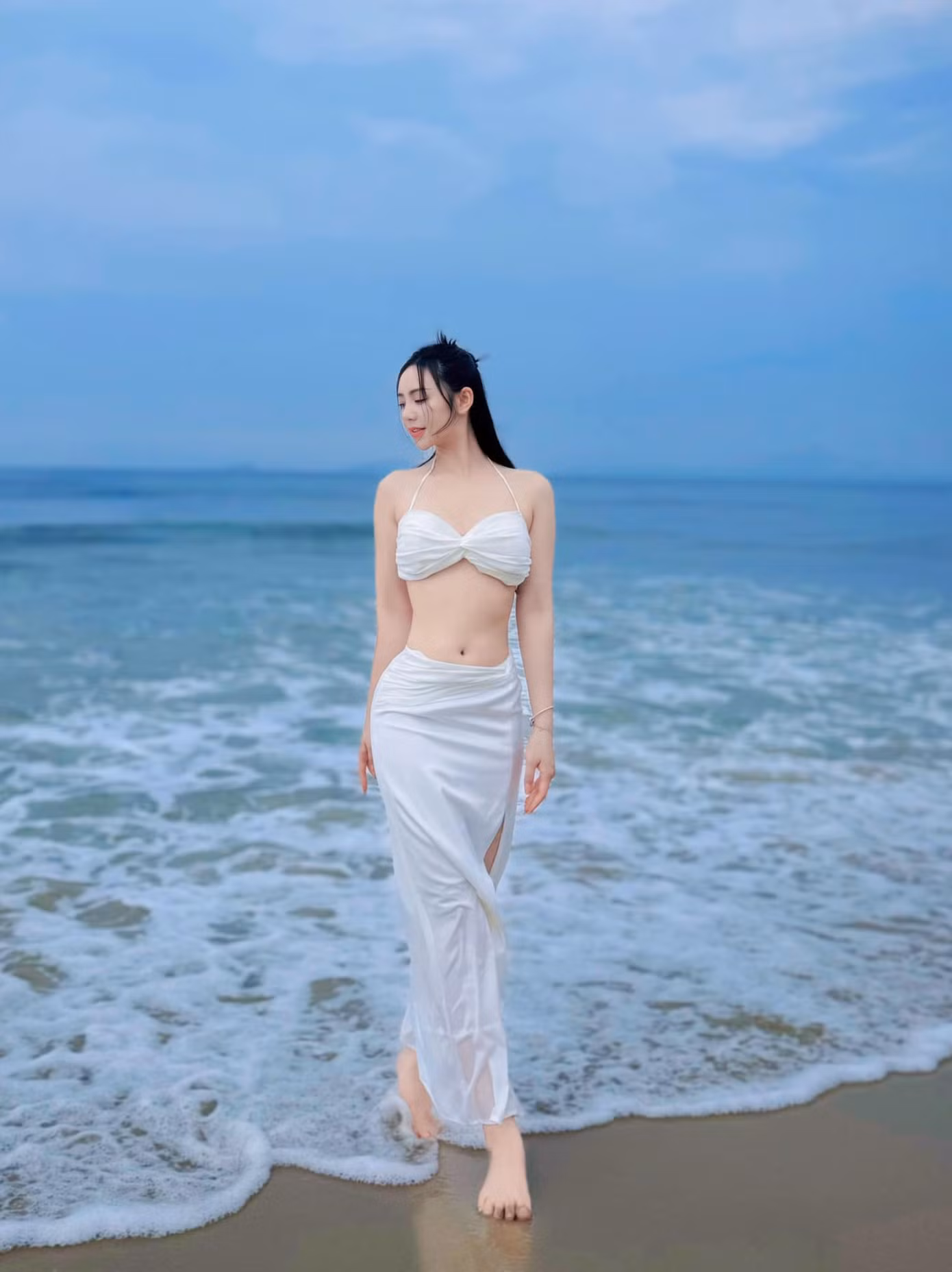 Quỳnh Kool được khen ngày càng xinh đẹp, vóc dáng thon gọn.