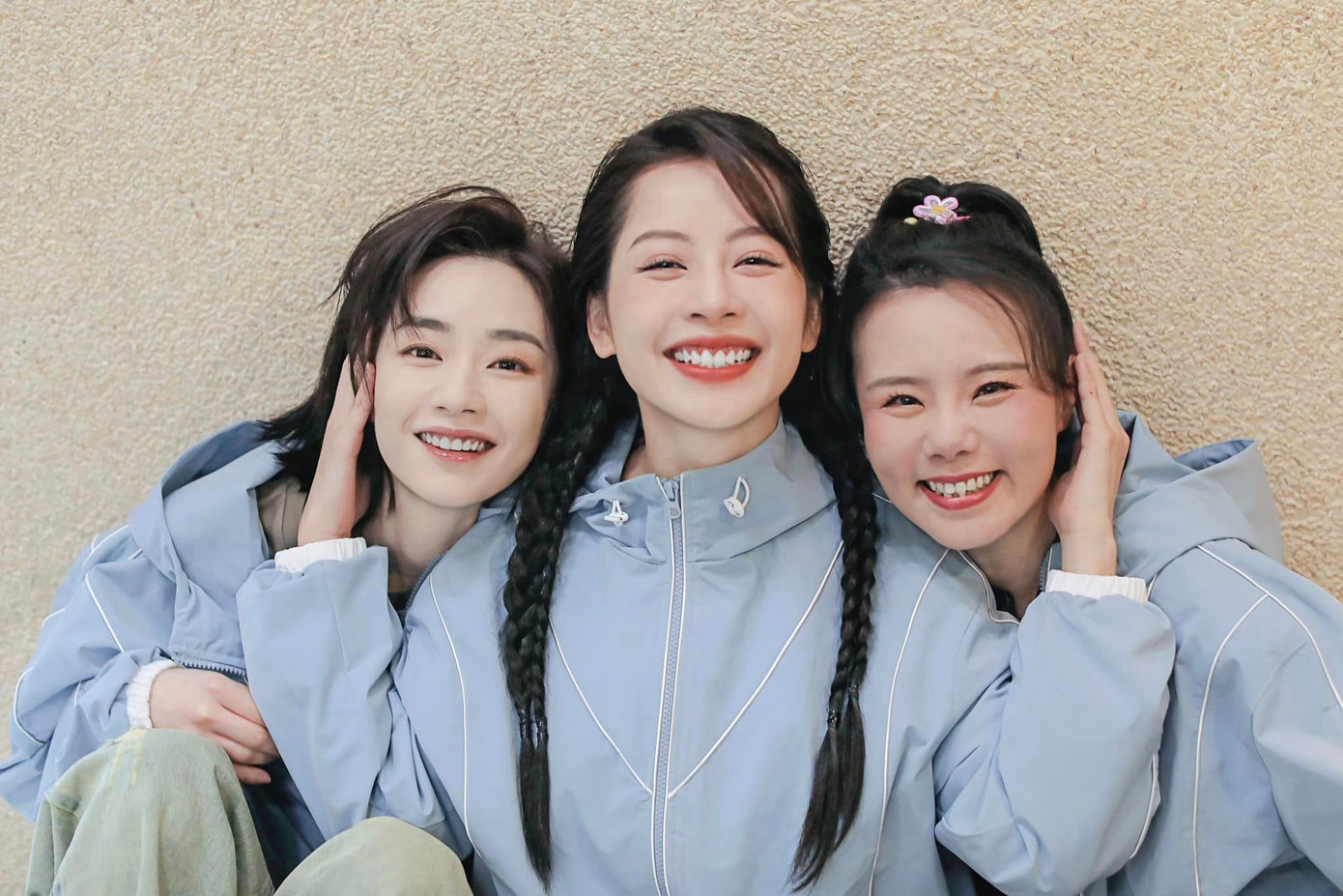 Tóc mới của Chi Pu khá giống với Lưu Nhã Sắt. Tóc mới của Chi Pu khá giống với Lưu Nhã Sắt.