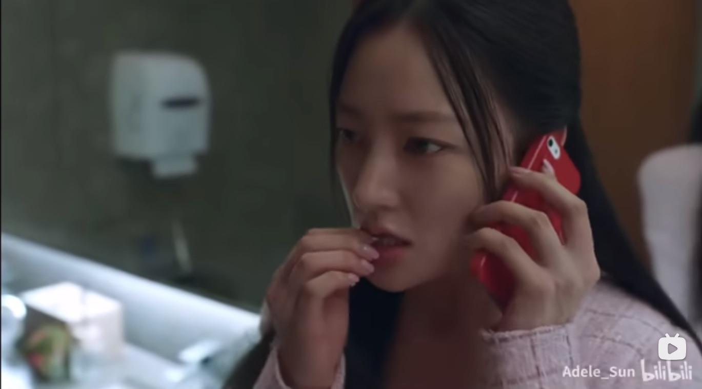 Nữ phụ Soomin cắn móng tay khi biết chuyện nói dối đã bại lộ. Nữ phụ Soomin cắn móng tay khi biết chuyện nói dối đã bại lộ.