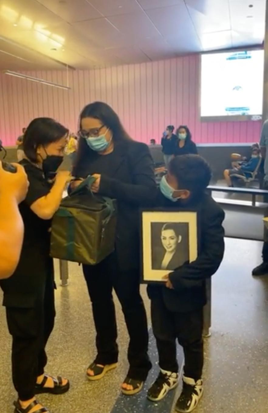 Wendy Phạm cùng con trai ra sân bay đón tro cốt của Phi Nhung.