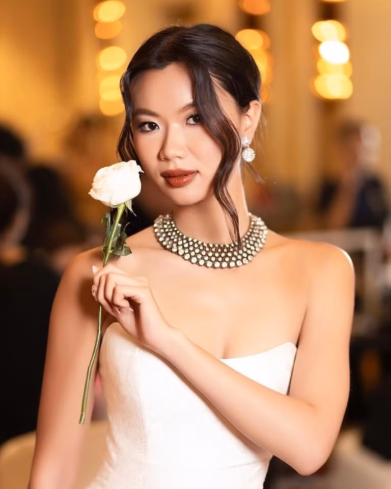 Hồng Đăng sở hữu nhan sắc gợi nhớ những đại diện châu Á tại Miss Universe thập niên trước.