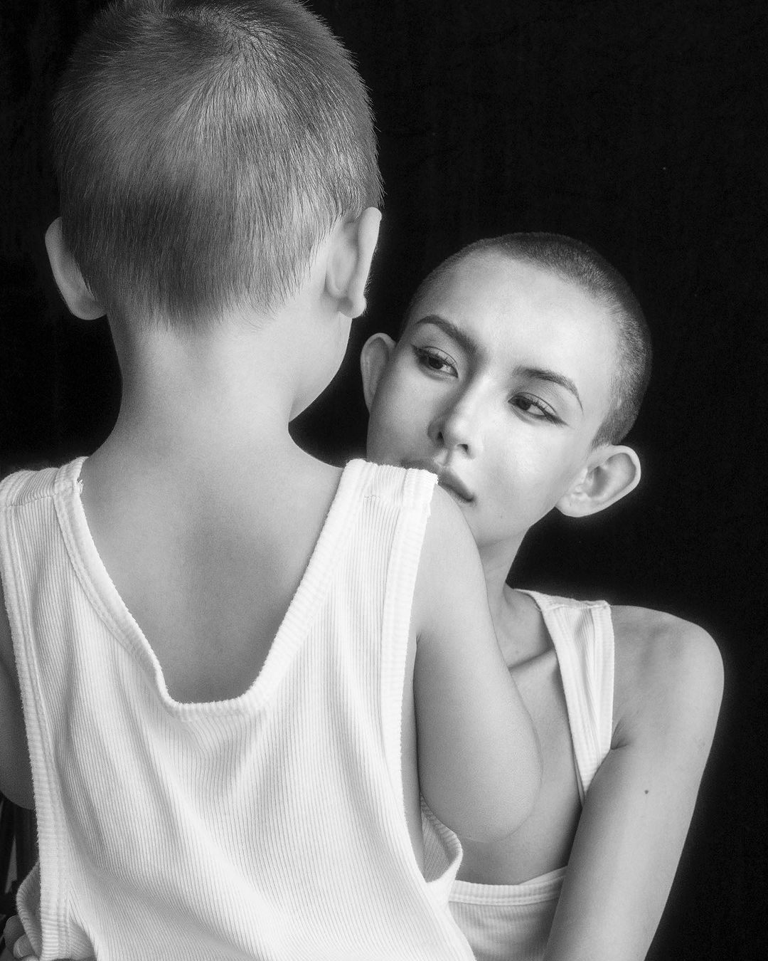 Loạt hình mới mà Lâm Minh chụp cùng con trai sau biến cố.