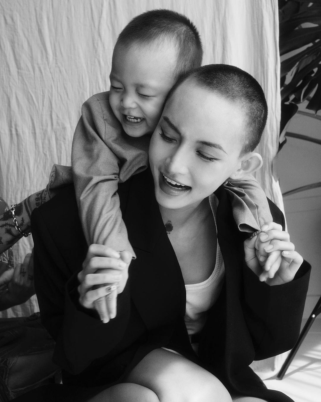 Loạt hình mới mà Lâm Minh chụp cùng con trai sau biến cố.