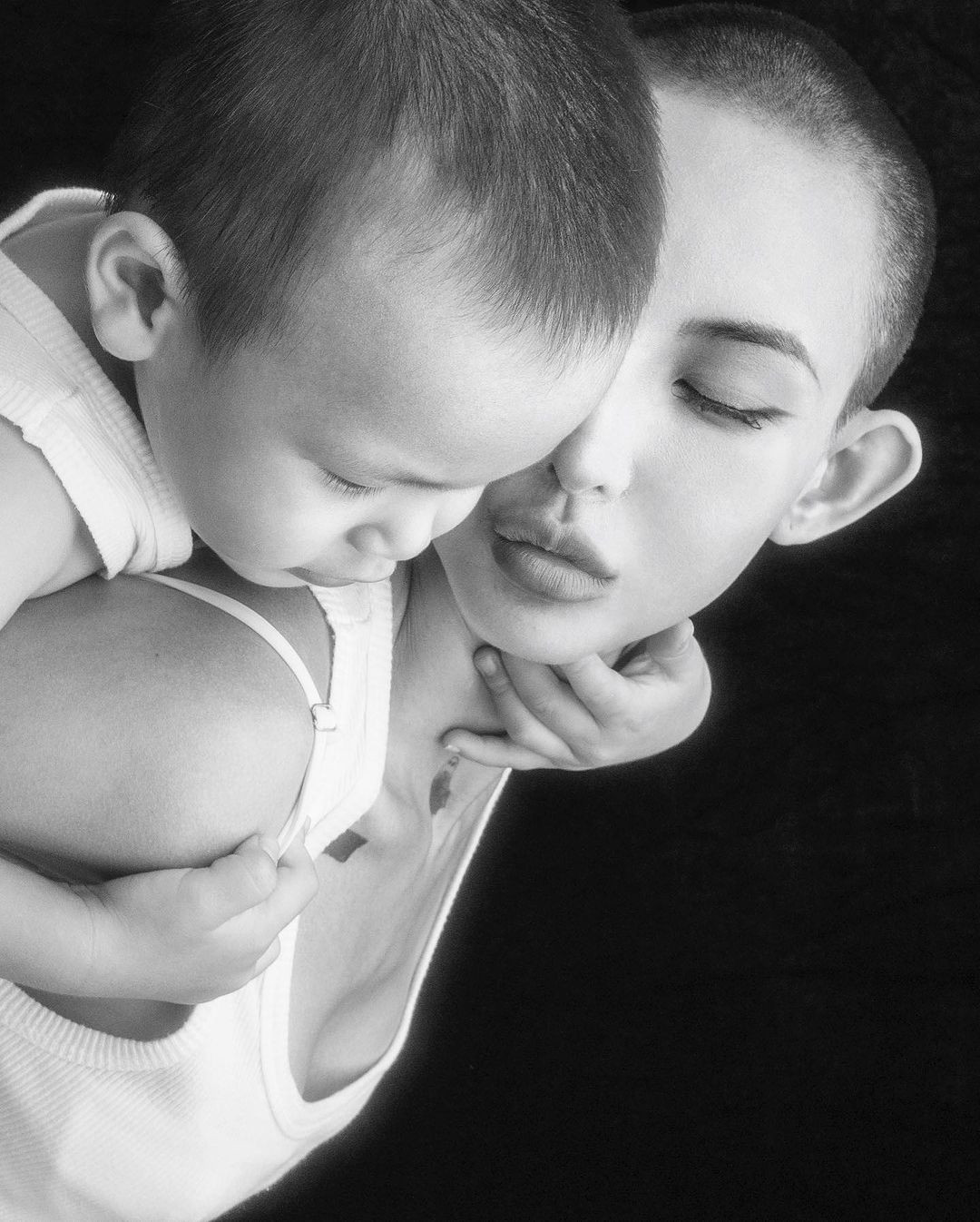 Loạt hình mới mà Lâm Minh chụp cùng con trai sau biến cố.