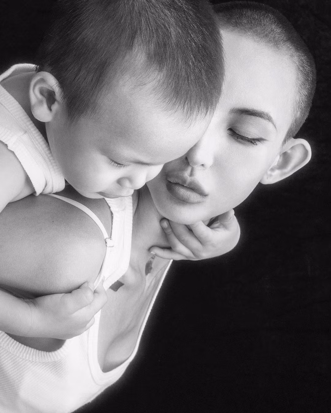 Loạt hình mới mà Lâm Minh chụp cùng con trai sau biến cố.