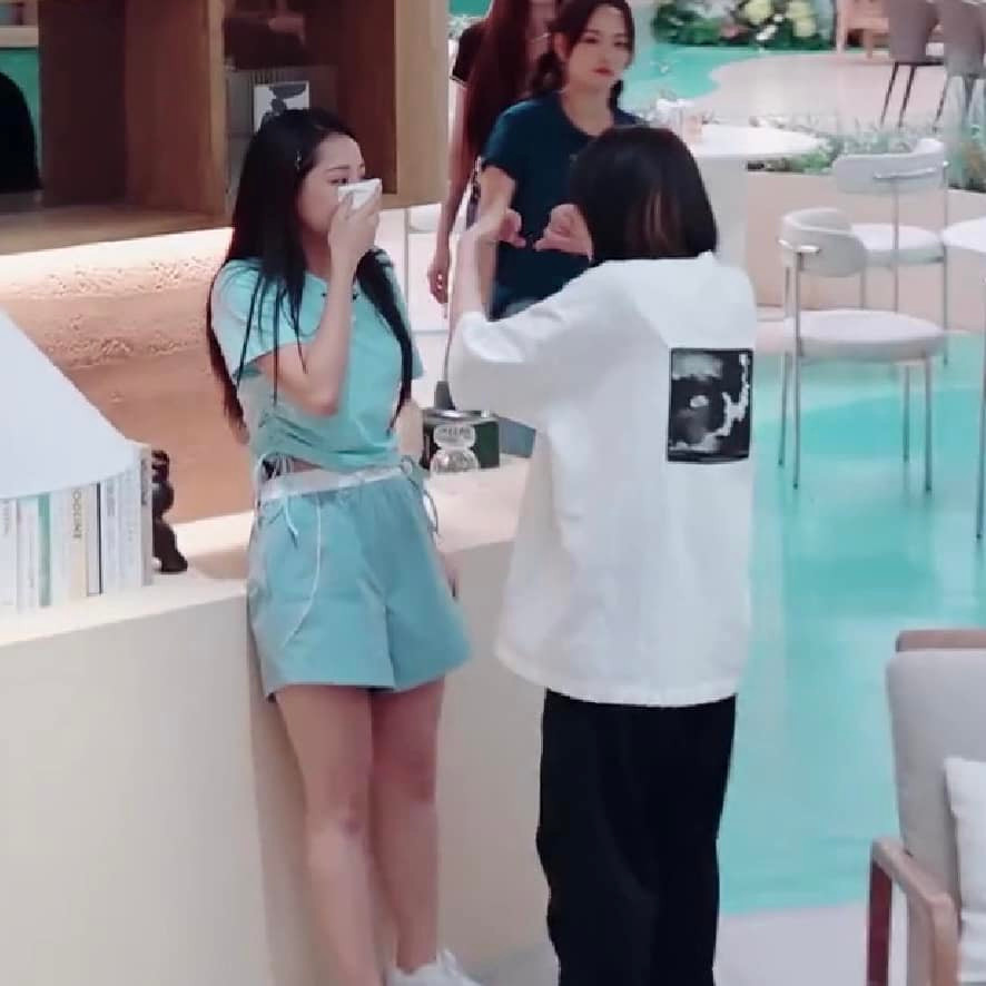 Chi Pu buồn bã vì tập mãi vẫn chưa tốt