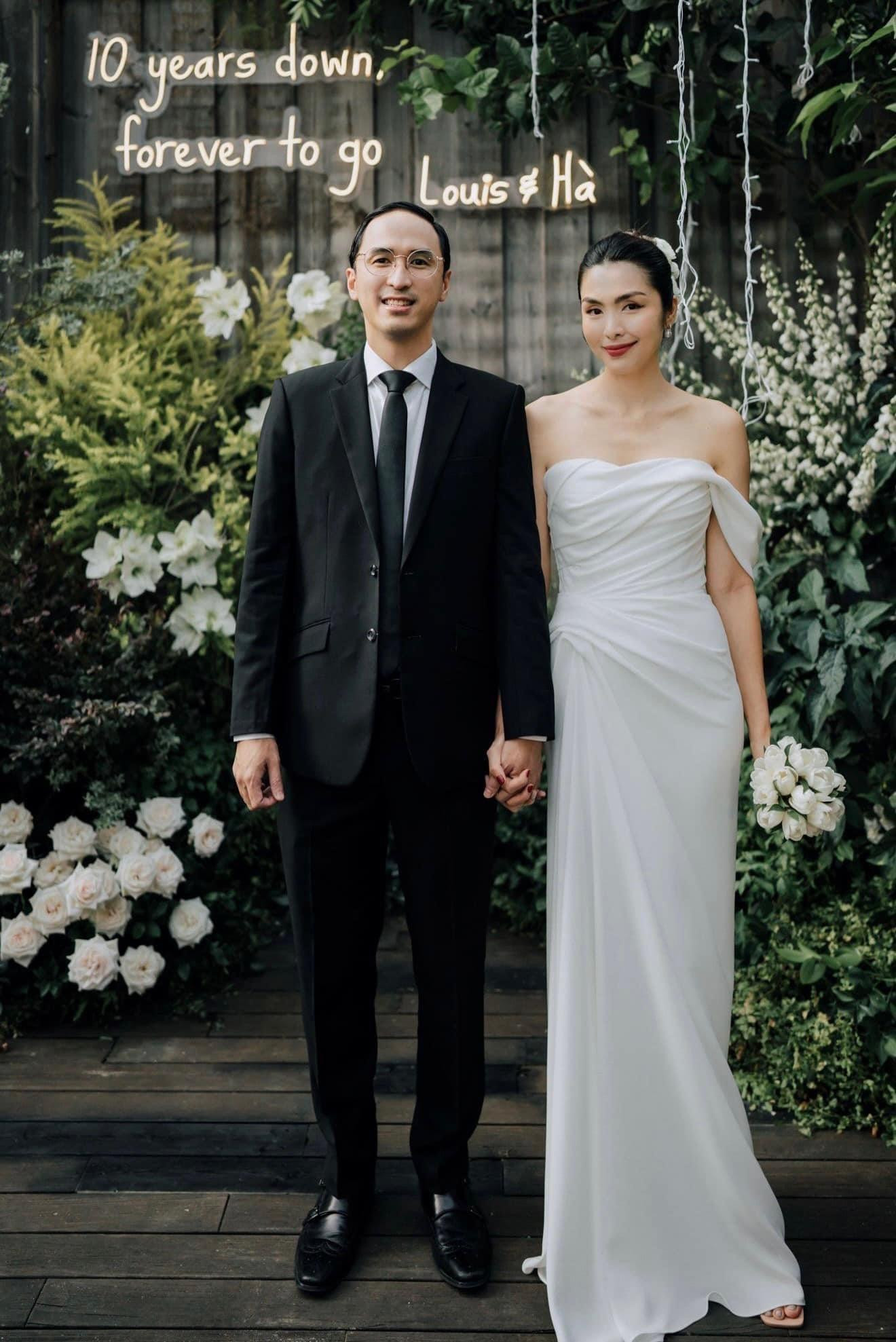 Hai vợ chồng vừa kỷ niệm 10 năm ngày cưới Hai vợ chồng vừa kỷ niệm 10 năm ngày cưới