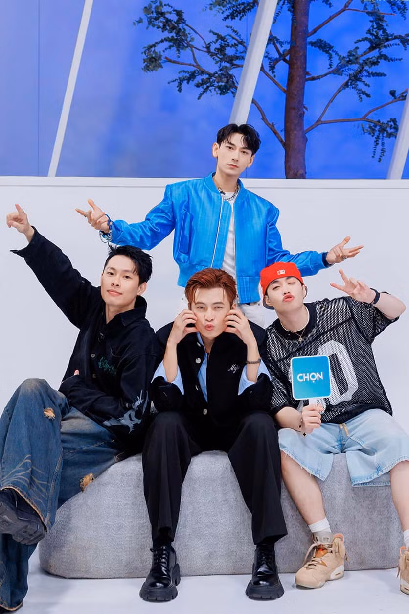 Isaac gây tranh cãi khi chọn thành viên cho đội mình.