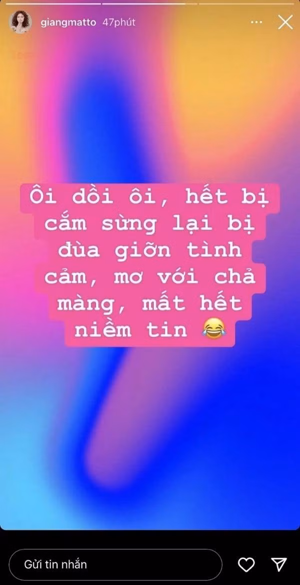 Trạng thái gây tò mò của Hương Giang