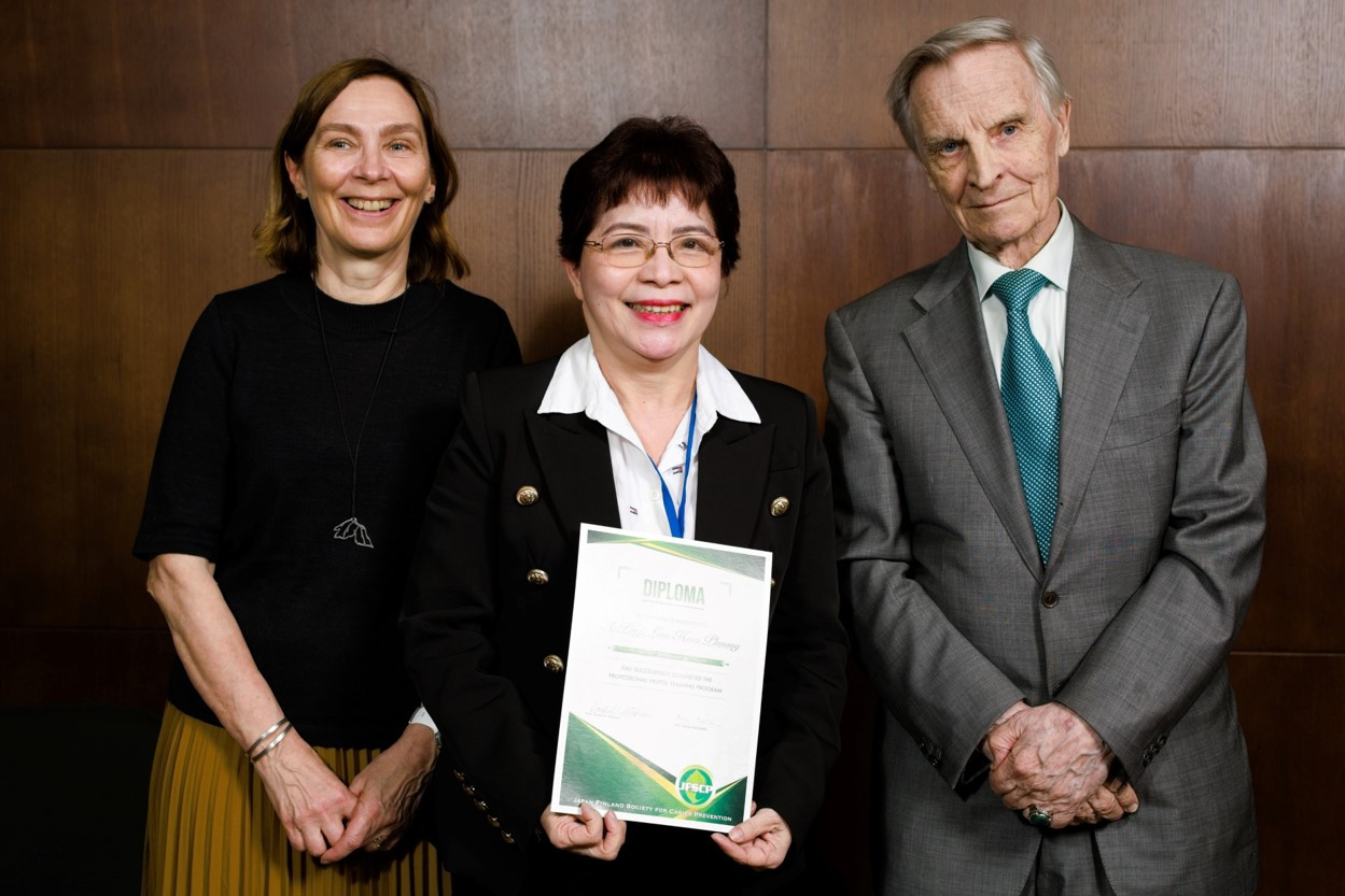 PGS.TS Lâm Hoài Phương – Phó Chủ tịch Hội Răng Hàm Mặt Việt Nam (VOSA) cùng GS. Marja-Liisa Laitala (Bên trái) và Giáo sư Kauko Mäkinen (Bên phải)