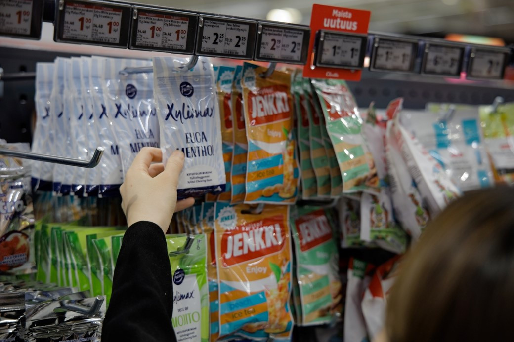 Xylitol trở thành một phần không thể thiếu trong thói quen hàng ngày của người dân Phần Lan, từ phòng khám nha khoa đến các trường học và cơ sở dành cho người khuyết tật, thể hiện cam kết trong việc bảo vệ sức khỏe răng miệng cho mọi lứa tuổi.