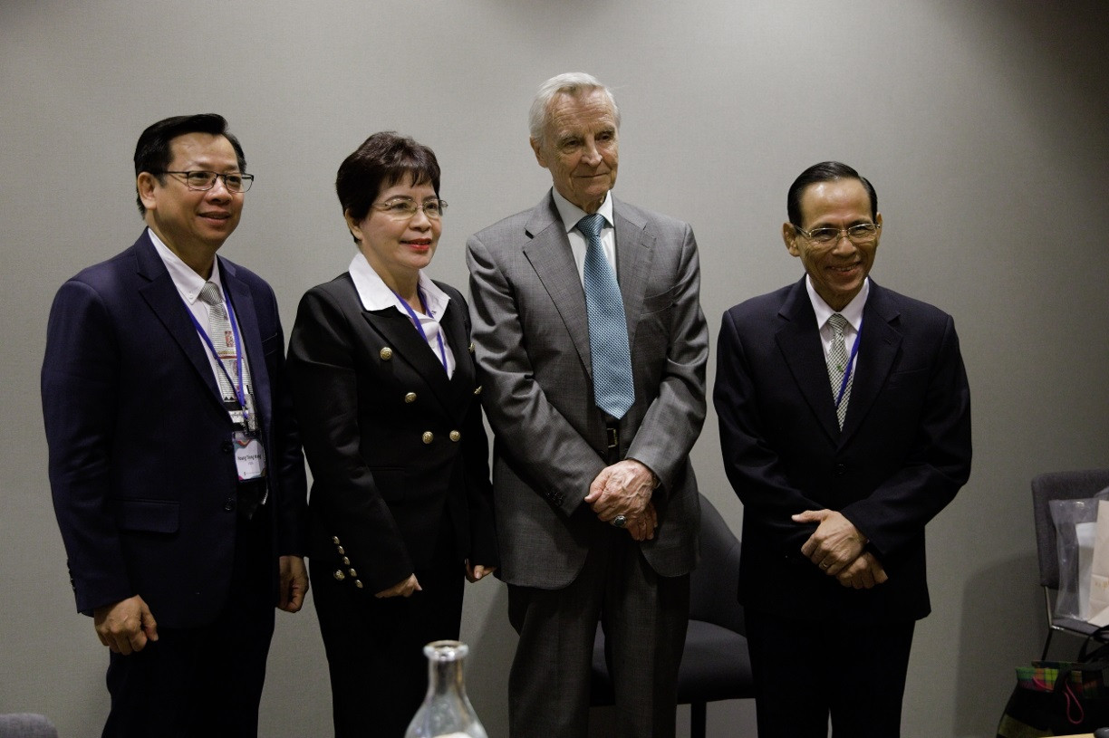 Sự tham gia đặc biệt của các đại diện đứng đầu Hội Răng Hàm Mặt Việt Nam (VOSA): GS.TS.BS. Hoàng Tử Hùng (ngoài cùng bên phải); PGS.TS Lâm Hoài Phương (thứ hai từ trái sang) và TS.BS. Hoàng Trọng Hùng (ngoài cùng bên trái).