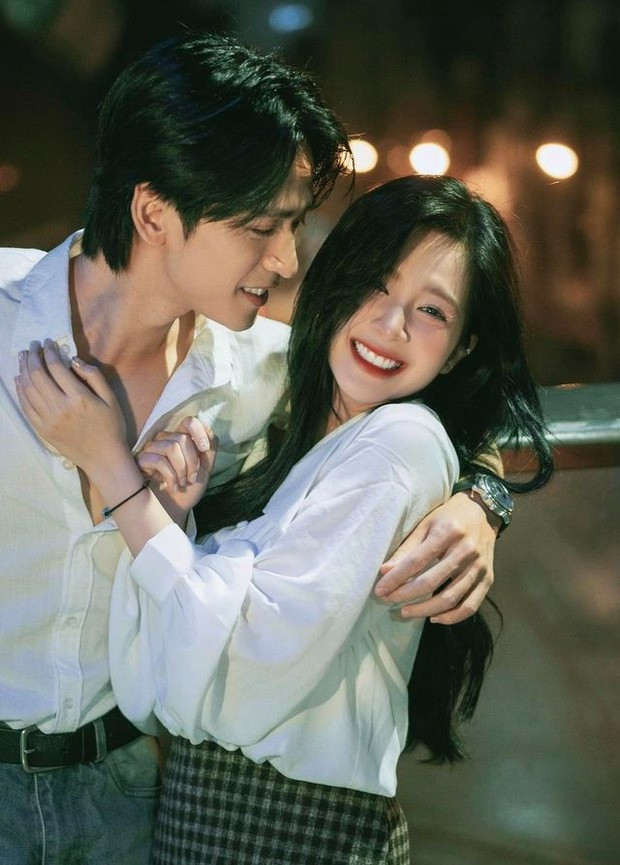 Trần Nghĩa, Hoàng Huyền vẫn chụp ảnh chung sau nhiều tháng phim đóng máy. Trần Nghĩa, Hoàng Huyền vẫn chụp ảnh chung sau nhiều tháng phim đóng máy.