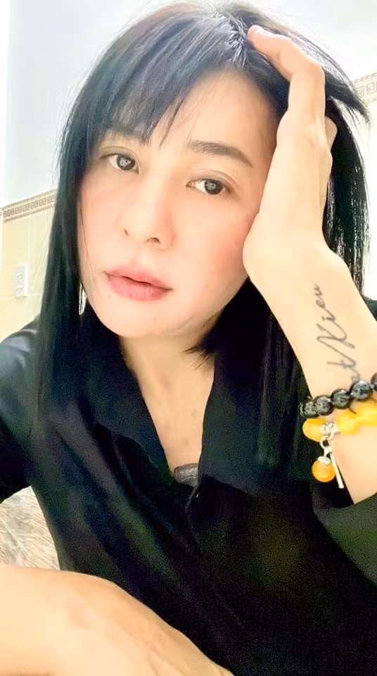 Nữ diễn viên không xóa dòng chữ này.