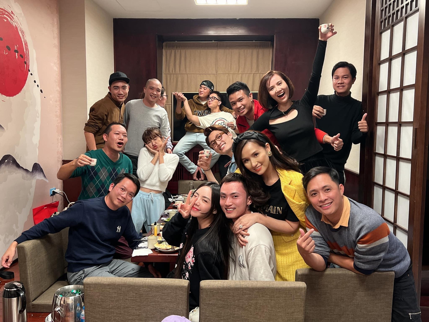 Hóa ra đây chỉ là dịp đoàn làm phim Thương Ngày Nắng Về cùng nhau xem tập 5 Hóa ra đây chỉ là dịp đoàn làm phim Thương Ngày Nắng Về cùng nhau xem tập 5