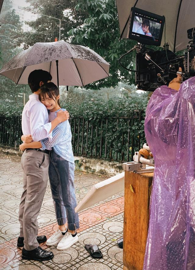 Em út Vân Vân cũng có cảnh quay dưới mưa Em út Vân Vân cũng có cảnh quay dưới mưa