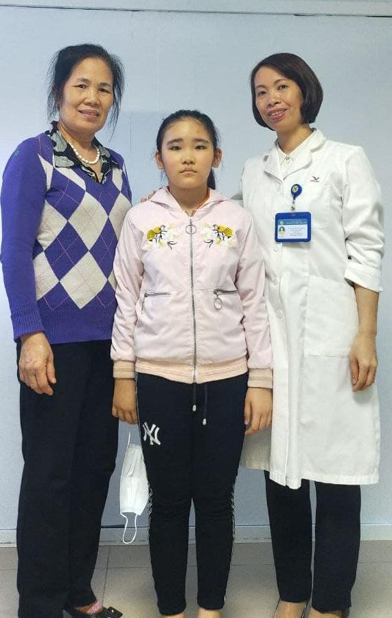 Bà nội bé B.T.A (bên trái) bất ngờ trước kết quả sau 5 năm điều trị của cháu Bà nội bé B.T.A (bên trái) bất ngờ trước kết quả sau 5 năm điều trị của cháu