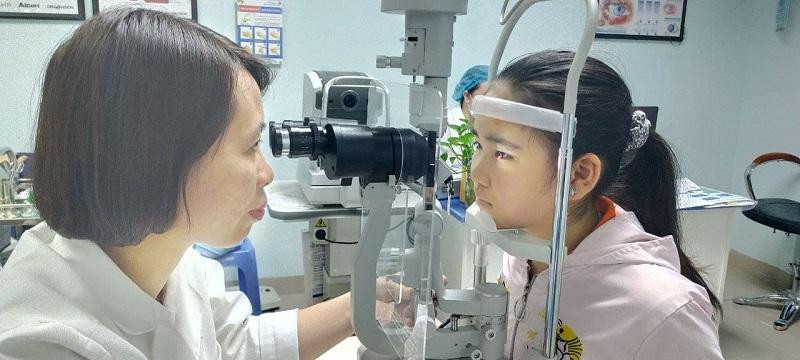 BS Hiền thực hiện kiểm tra kỹ càng cho bé B.T.A sau mỗi lần định kỳ tái khám. BS Hiền thực hiện kiểm tra kỹ càng cho bé B.T.A sau mỗi lần định kỳ tái khám.