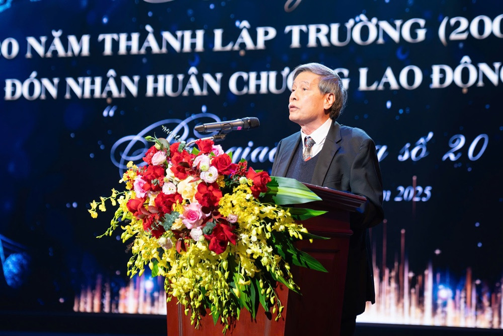 PGS. TS.NGƯT Đặng Quốc Thống tự hào khi nhìn lại hành trình rạng ngời của trường Đoàn Thị Điểm trong 20 năm qua. PGS. TS.NGƯT Đặng Quốc Thống tự hào khi nhìn lại hành trình rạng ngời của trường Đoàn Thị Điểm trong 20 năm qua.