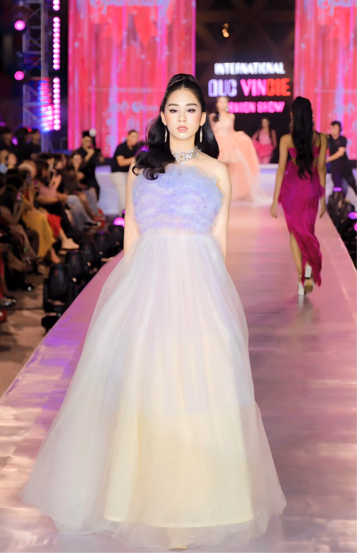 Aishley Bùi trong show diễn Sparkling của nhà thiết kế Đức Vincie